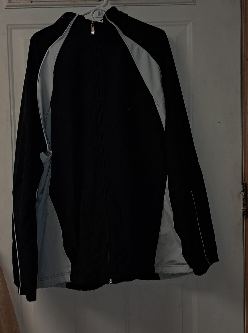 Nike WindBreaker Men,s XXL Full Zip Mesh Lining Hooded Jacket. Black & White